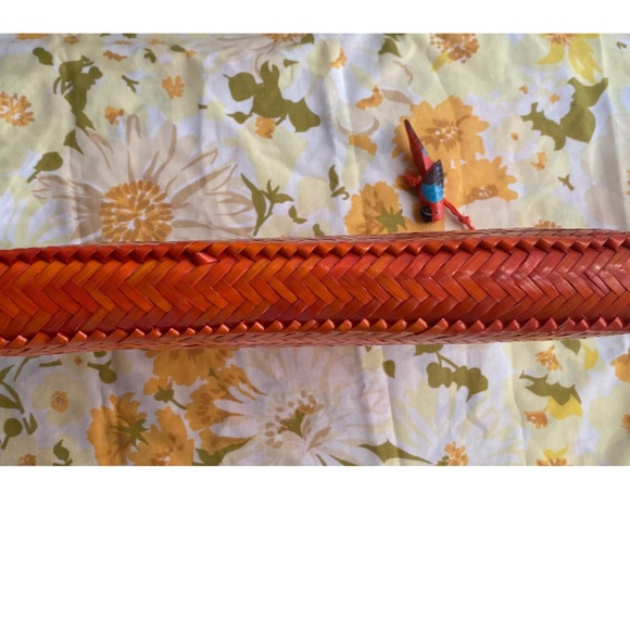 Vintage Large Woven Straw Clutch in Orange with Wood Hand Painted Parrot Charm - Picture 6 of 9